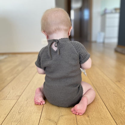 Sommerbody bakfra på baby – digital strikkeoppskrift sommerbody, babystrikk PDF