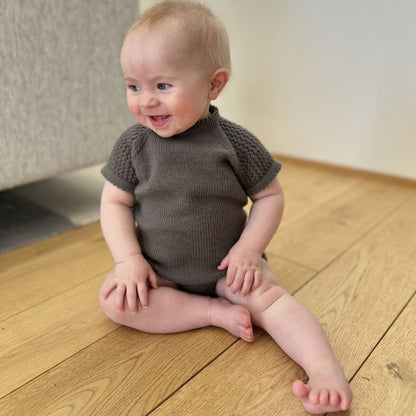 Sommerbody på smilende baby – strikke sommerklær til baby, PDF oppskrift uten garn