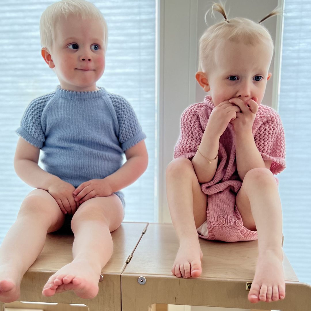 Sommerbody på to barn med ulik passform – strikkeoppskrift 0-2,5 år, sommerklær baby og småbarn