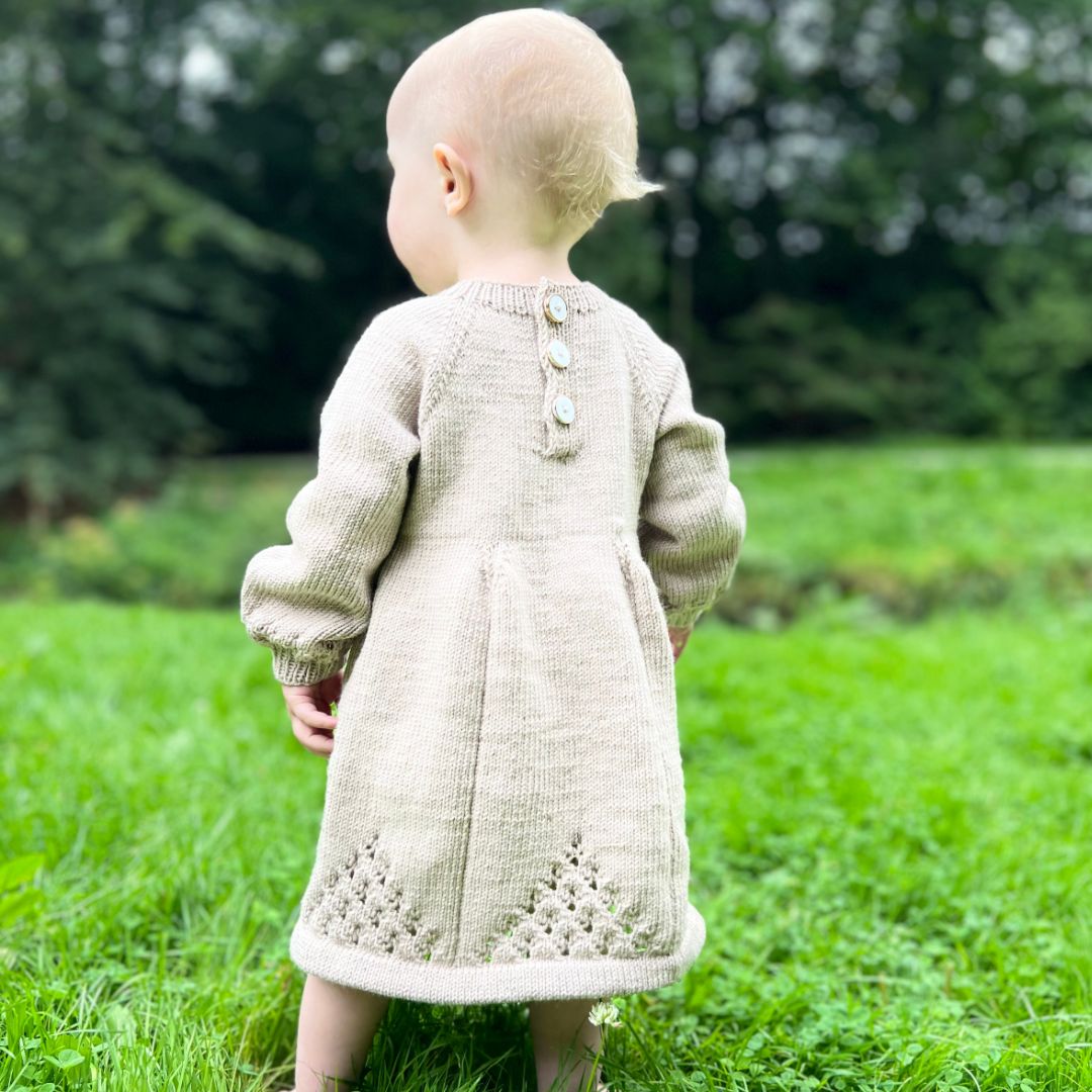 Digital strikkeoppskrift kjole med body til baby og barn – PDF oppskrift uten garn i merinoull.