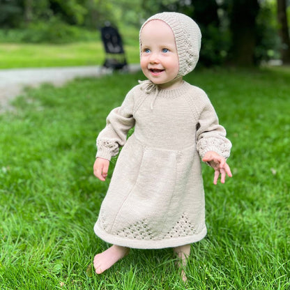 Digital oppskrift strikke kjole og kyse til baby – PDF uten garn. Sommerstrikk hentesett i kløfri merinoull.