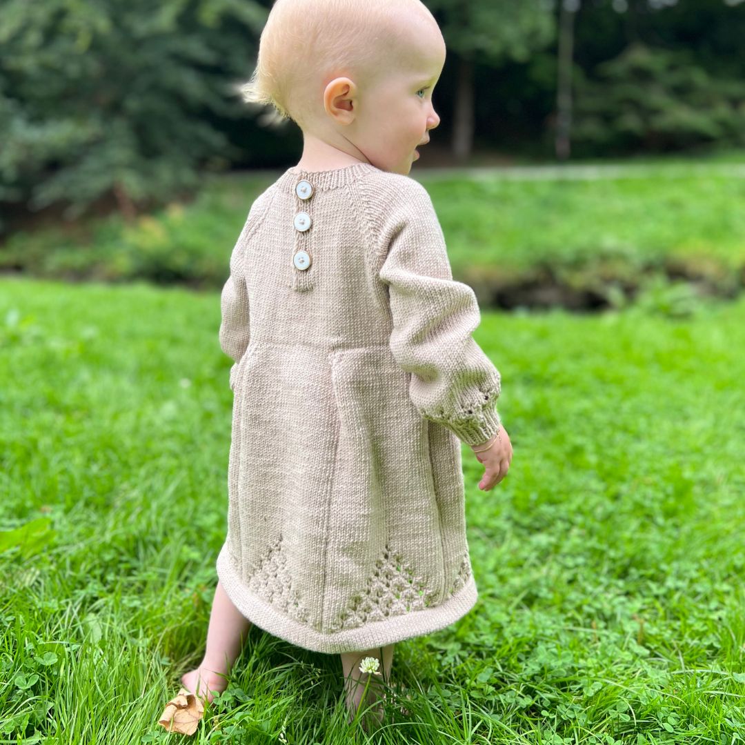 Strikke kjole med innebygd body – digital strikkeoppskrift som PDF. Sommerstrikk til baby og barn i merinoull.