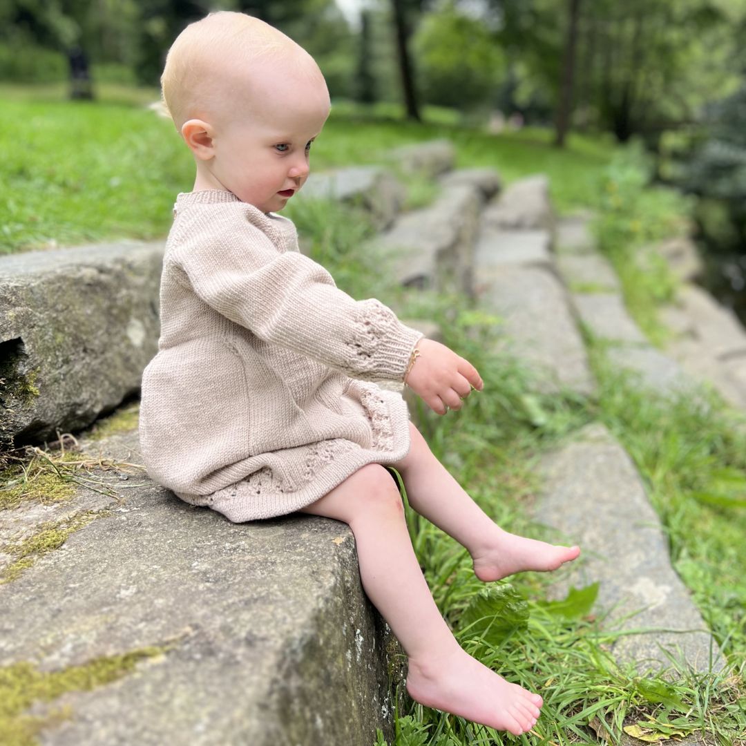  Strikke kjole med body til baby – digital oppskrift som PDF. Sommerstrikk i kløfri merinoull.