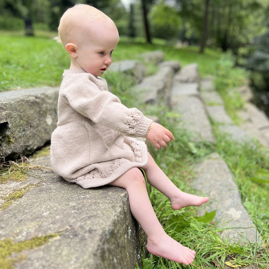  Strikke kjole med body til baby – digital oppskrift som PDF. Sommerstrikk i kløfri merinoull.