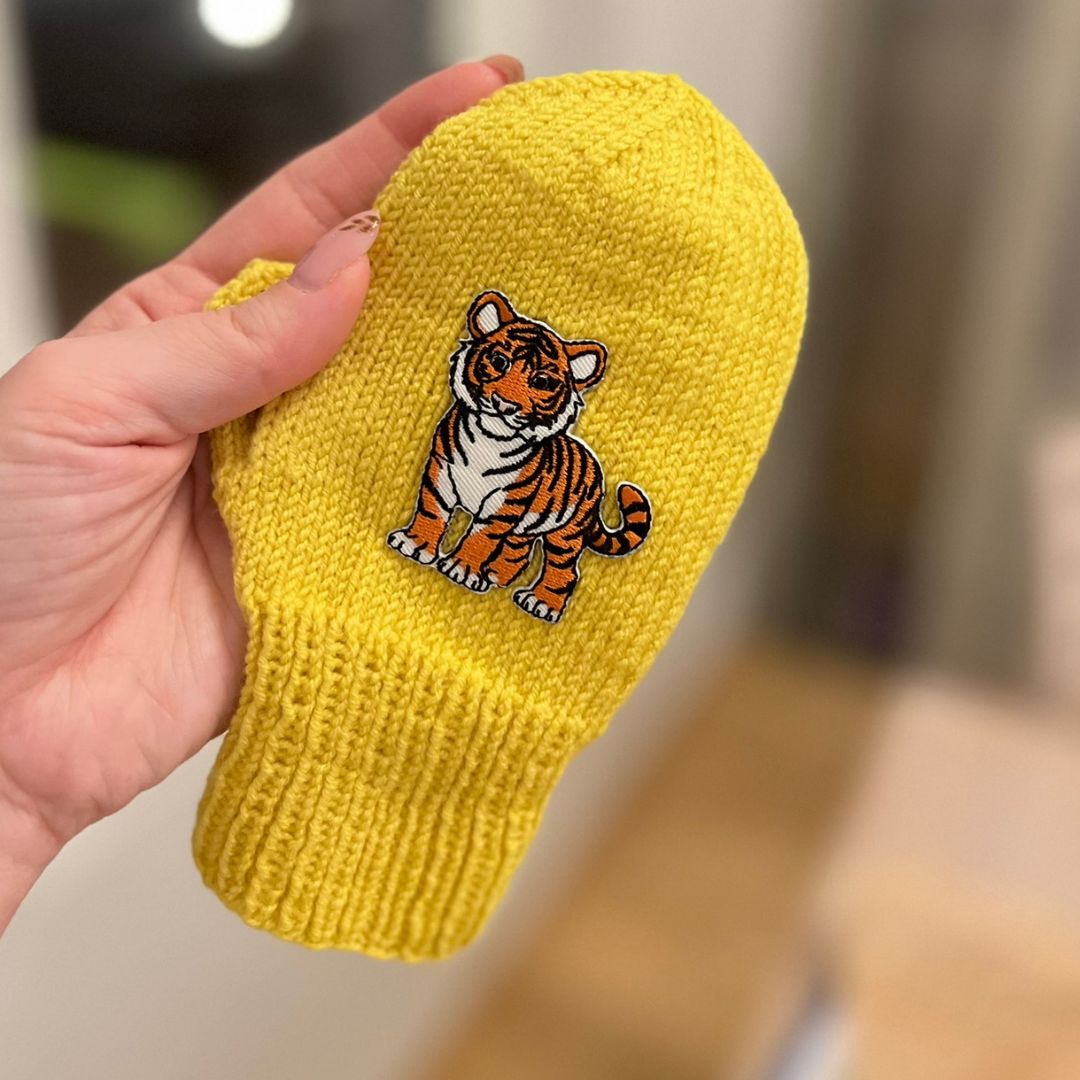 strikke votter for nybegynnere til baby og barn med og uten tommel, kan pyntes med strykemerker